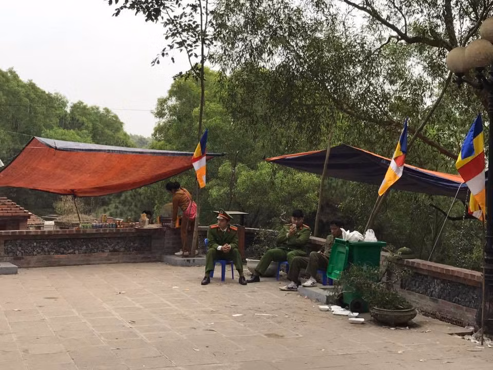 Một thùng rác công cộng hiếm hoi, nhưng đã đầy ắp và rác thải được vứt đống ngay bên cạnh.