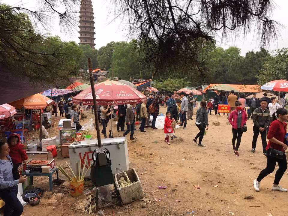 Anh: Chua Phat Tich ngap trong rac thai va hang quan rong