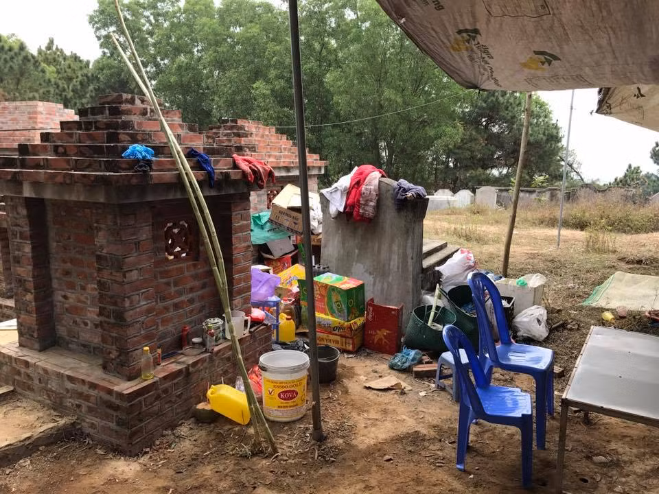 Ngoài rác thải, nhiều ngôi mộ còn được tận dụng để làm "sân sau" của hàng quán rong ven đường.