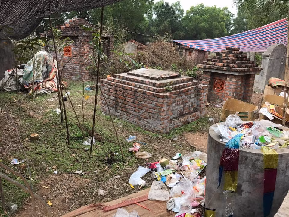 Facebooker Lucas Hoàng chia sẻ: "Mình cũng mới đi hôm nay. Buồn lắm bạn ạ. Nhìn chán hẳn với các bà các mợ toàn váy rồi quần soọc cao đến tận bẹn. Vứt rác thì lung tung!" Nhiều người cũng lên tiếng cho rằng đây là chuyện đã xảy ra hàng năm tại chùa Phật Tích, đặc biệt là vào các ngày lễ tết khi mà dân chúng về chùa đông đảo hơn ngày bình thường.