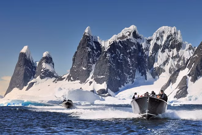 Với M/Y Legend, việc băng qua các Lemaire Channel để ngắm nhìn đỉnh băng Una, hay vòng qua biển băng Weddell chỉ là chuyện nhỏ. Tất cả đều nhờ kích thước tương đối nhỏ của nó. Đa số các du thuyền khác đều vượt quá số người được quy định nghiêm ngặt bởi Hiệp hội lữ hành Nam cực quốc tế. Số lượng người trên tàu quyết định nơi nó được phép tới trên "lục địa trắng" này.