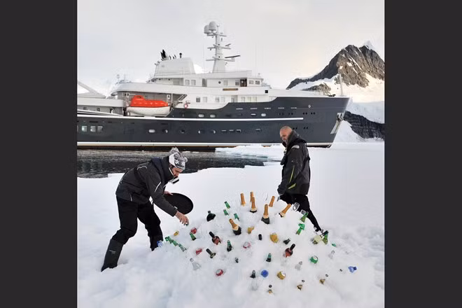 Du khách còn được xuống thuyền và quẩy tưng bừng với tiệc rượu sâm panh trên tuyết trắng.