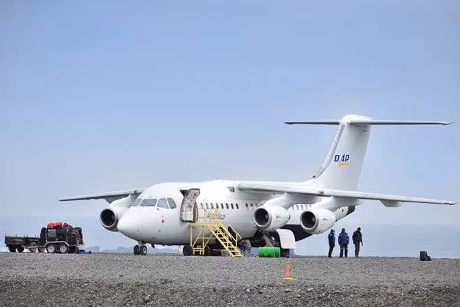 Một trong những điểm đặc biệt du khách được hưởng khi du ngoạn cùng M/Y Legend là họ không phải vượt qua eo biển khét tiếng Drake Passage. M/Y Legend là một trong số ít du thuyền có bến đỗ tại Nam Cực (thay vì ở Ushuaia, Argentina). Hành khách có thể an nhàn với chuyến bay thẳng 2 tiếng từ Patagonia, Chile tới bán đảo Fildes, thuộc đảo King George của Nam Cực cùng hãng hàng không DAP.