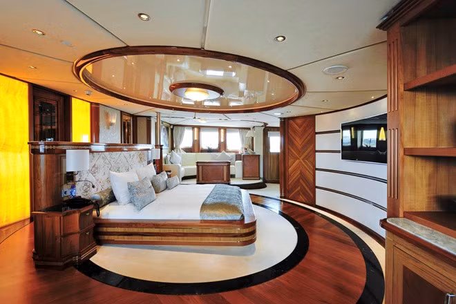 Trên M/Y Legend, mỗi cabin được đặt tên theo các thành phố lớn trên thế giới. New York là cabin ấm áp, hiện đại, còn Tokyo thì được phủ đá thạch anh đỏ với họa tiết hoa anh đào. Cabin lớn nhất của du thuyền có nhà vệ sinh riêng cho nam và nữ, được bố trí ở mũi tàu với cửa sổ hai bên. Cabin này có diện tích 69,25 m2.