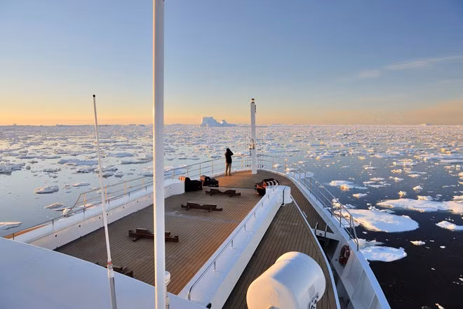 Sau 2 năm sửa chữa, du thuyền biểu tượng của Hà Lan đã trở thành du thuyền vượt băng với sức chứa 26 người. Du thuyền 77m này có một spa kiểu Bali, bể sục Jacuzzi nước nóng khổng lồ ngoài trời, phòng gym view biển, salon rộng lớn với đàn piano, phòng chiếu phim mini cho giải trí trong những ngày dài lên đênh trên vùng đất lạnh giá nhất hành tinh.