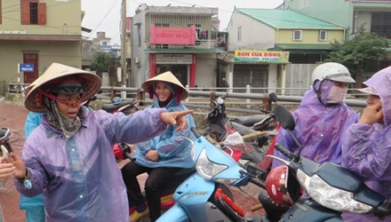 Những phụ nữ vất vả, lặn lội chiều cuối đông.