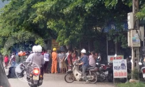 Người dân xôn xao tập trung quanh khu vực xảy ra vụ án mạng. Ảnh: NLĐ