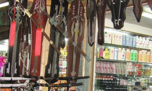 Cận cảnh một gian hàng bán các loại đao kiếm.