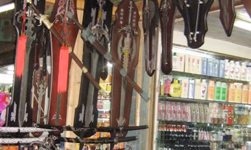 Cận cảnh một gian hàng bán các loại đao kiếm.