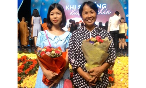 Hai me con cung “tron” gia dinh hien than cho nguoi ngheo