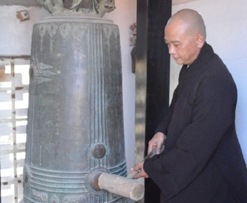 Trụ trì Đà Sơn giới thiệu về chiếc chuông cổ.