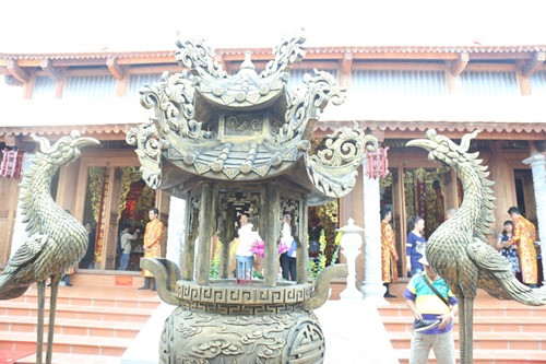 Đôi hạc và lư đồng được trấn trước chánh điện tạo cảm giác uy nghi.