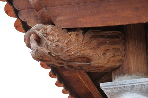 Mái vòm cũng được chạm trổ rất chi tiết.