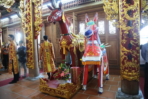 Đôi ngựa chầu làm bằng đồng được chạm trổ tinh tế.