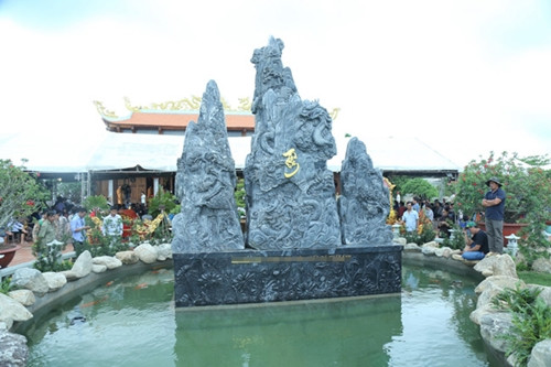 Hòn nam bộ với những phiến đá hoa cương lớn được điêu khắc tinh tế từ một cơ sở ở Đà Nẵng, phía trước là chữ Tâm, sau là chữ Đạo ước tính lên đến 9 con số.