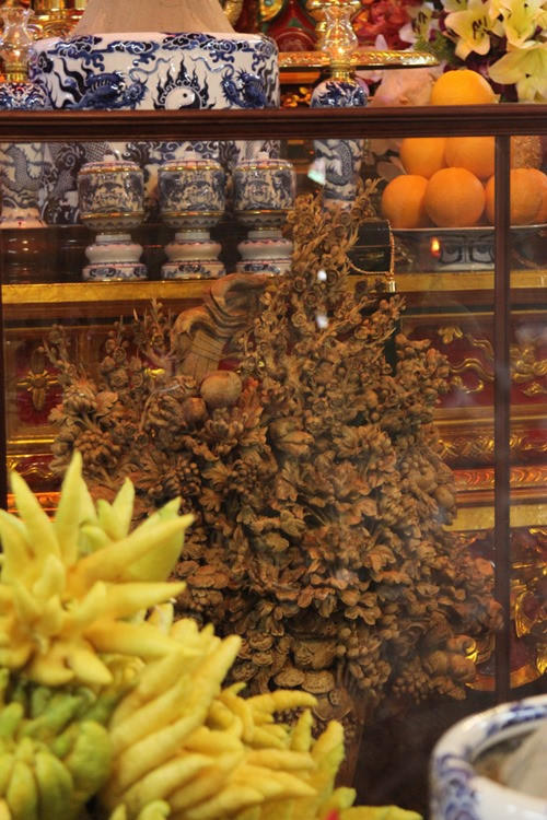 Những vật bài trí trên bàn thờ Tổ đều rất quý hiếm. Bình hoa đá độc đáo giá trị.