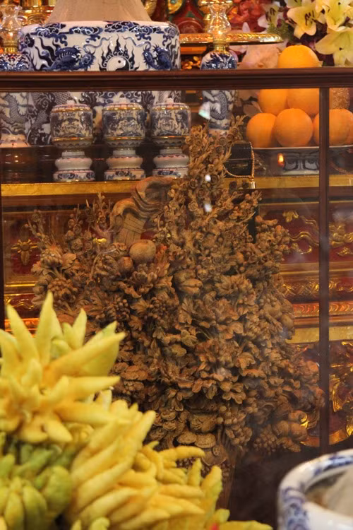 Những vật bài trí trên bàn thờ Tổ đều rất quý hiếm. Bình hoa đá độc đáo giá trị.