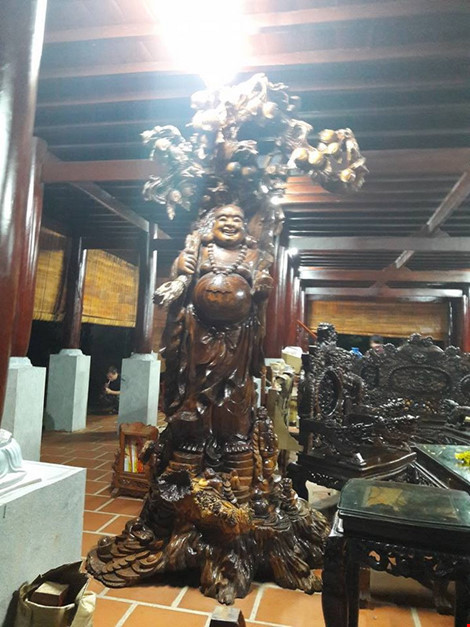 Khu nhà nghỉ cho khách với những cột chống được chạm trổ tinh tế và những bộ ghế salon gỗ quý đắt đỏ.