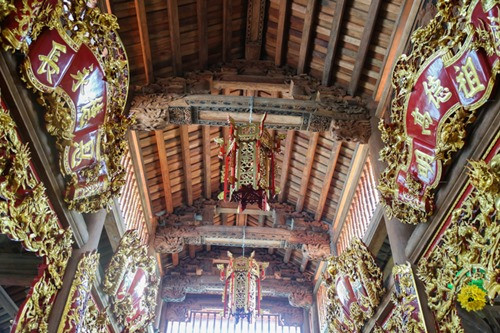 Các hoành phi, câu đối, ngai thờ... đều được sơn son thếp vàng. Các kèo, cột được chạm trổ công phu, phần mái được thiết kế độc đáo giúp đưa ánh sáng tự nhiên vào bên trong.