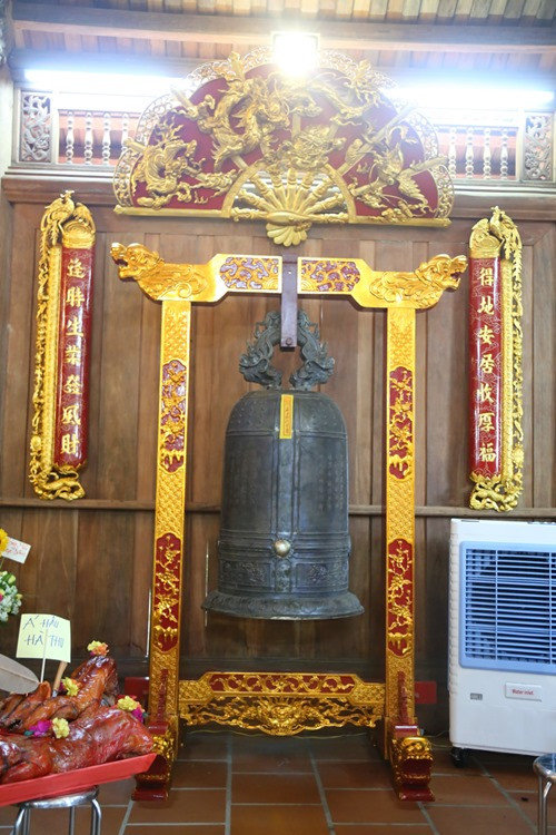 Trống chầu bằng đồng. Được biết, Hoài Linh tự tay thỉnh chuông vào các giờ định kỳ trong ngày.