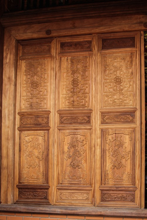 Toàn bộ chánh điện được làm bằng gỗ. Các cánh cửa cũng có hoa văn độc đáo.