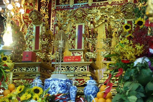 Có 3 khu vực bàn thờ chính. Chính giữa là bàn thờ các vị tổ ngành, bên trái là để tri ân khán giả, bên phải để thờ cúng các nghệ sĩ quá cố và góc cùng để di ảnh của cố nghệ sĩ Kim Ngọc.