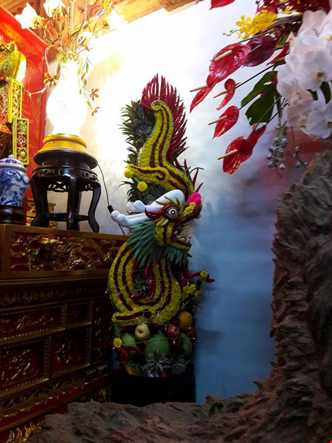 Hạc, phượng múa... được đặt khắp các bàn thờ.