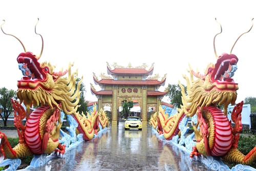 Phía trước cổng nhà thờ Tổ của Hoài Linh có 2 hai tượng rồng dài khoảng 20 mét.