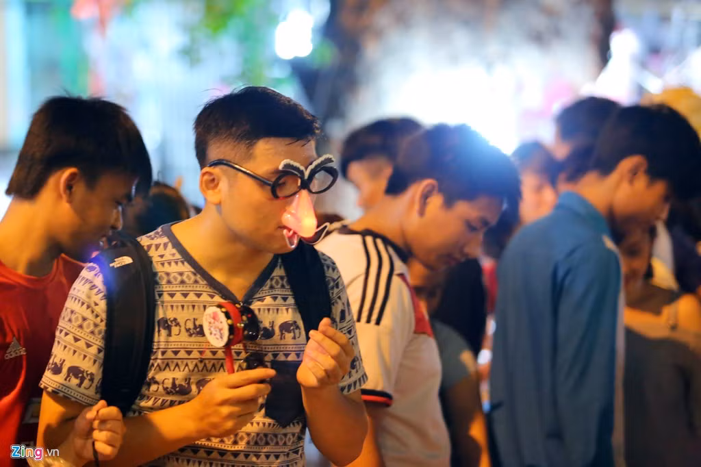 Đồ chơi Trung Quốc được bán từ những chiếc mũi hề có điện nhấp nháy...