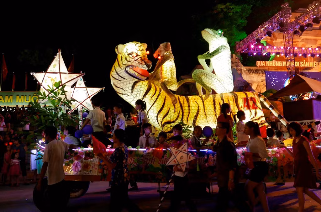 Chương trình có tên gọi "Đêm hội thành Tuyên". Năm nay, hơn 60 mô hình đèn Trung thu với các hình tượng khác nhau được các đơn vị tham gia mang đến tranh tài.