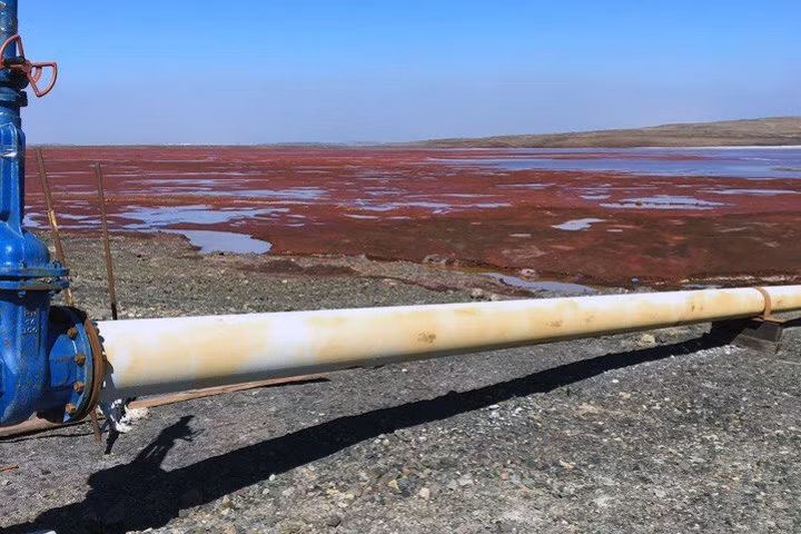 "Đã có những tai nạn định kỳ khi các đường ống bị vỡ và các hóa chất này đổ vào sông Daldykan - đó là lý do tại sao nó thay đổi màu sắc", ông Koshevoi cho biết. Người dân địa phương cho biết đây không phải lần đầu tiên nước sông Daldykan chuyển màu và yêu cầu các cơ quan chức năng sớm đưa ra câu trả lời thỏa đáng để giải tỏa lo ngại.