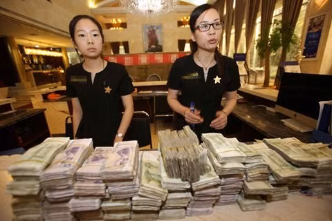 Theo công ty bất động sản, số tiền nói trên mới chỉ đủ tiền đặt cọc mua nhà. Tuy nhiên, công ty hiểu sự vất vả của cặp vợ chồng già tích góp từ việc buôn bán nhỏ mới có số tiền như vậy nên sẽ có chính sách riêng để hỗ trợ cặp vợ chồng này mua nhà.