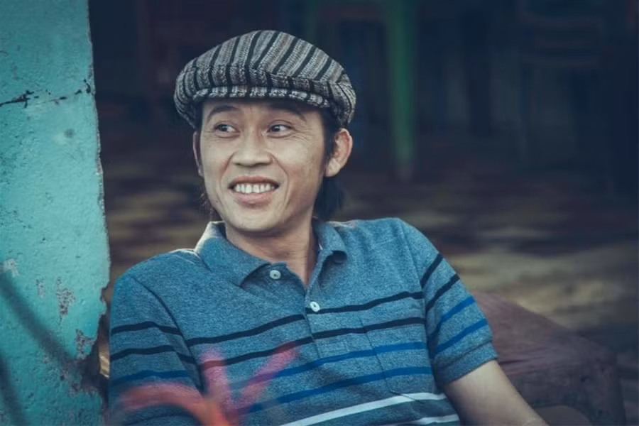  Danh hài Hoài Linh là một trong những nghệ sĩ nổi danh và có mức cát xê nhiều nhất showbiz Việt. Anh được yêu mến không chỉ nhờ sự hóm hỉnh sâu cay mà còn bởi nhân cách của mình. Dù là “đại gia” nhưng Hoài Linh lại rất giản dị và thân thiện. Hoài Linh được yêu mến với bằng chứng là gần 10 triệu người hâm mộ trên mạng xã hội. Tuy nhiên, người NSƯT này lại không hoàn hảo như nhiều người vẫn tưởng. Anh có khá nhiều khuyết điểm “rất Hoài Linh”.