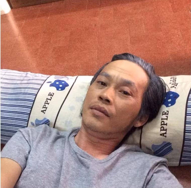  “Dừ” hơn so với tuổi: Hiếm ai nghĩ rằng Sáu Bảnh năm nay mới 47 tuổi. So sánh với sao bằng tuổi như Lý Hải hay hơn tuổi như Chí Tài có thể thấy rõ Hoài Linh trông “dừ” hơn khá nhiều.