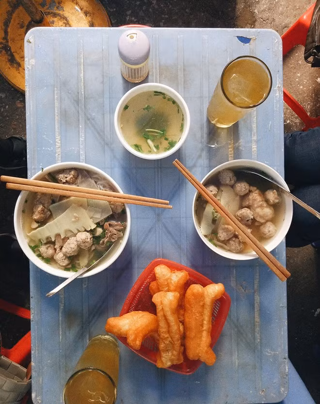 Ẩm thực là một trong những điểm níu chân du khách của đất Hà thành. Trong buổi sáng se lạnh, hàng bún mọc Thủy là địa điểm thích hợp để bắt đầu một ngày thu thủ đô. Nước dùng mặn dịu, tim giòn, mọc bùi và măng chua sẽ làm bạn ấm bụng nếu trời trở gió.