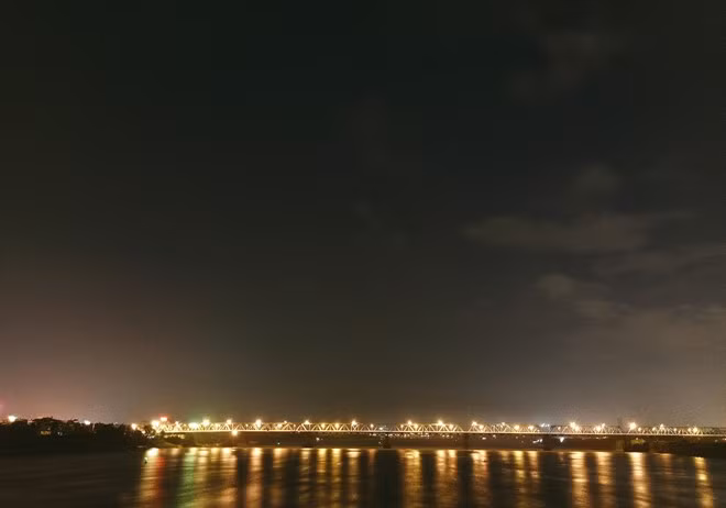 Cây cầu cổ kính Long Biên vắt qua 2 bờ sông Hồng là biểu tượng gắn chặt với mỗi người con Hà Nội. Giới trẻ có một thói quen rất thú vị, lên đây trò chuyện, ngồi bệt lên cầu để ăn bắp nướng, hạt hướng dương.