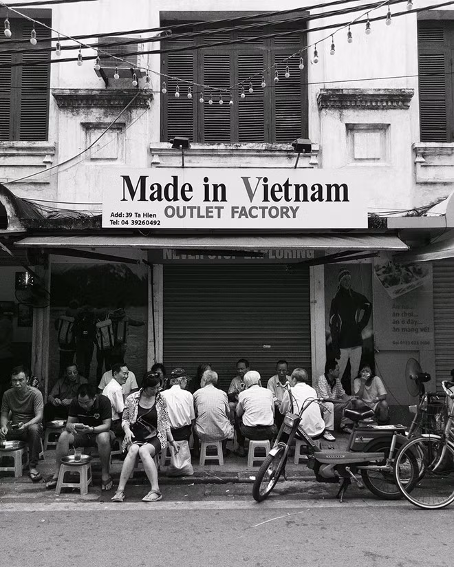 Thói quen ngồi cà phê cũng là đặc trưng của người dân Hà Nội. Hàng cà phê lâu đời trên phố nhỏ Tạ Hiện có khách quen từ đủ mọi lứa tuổi. Một cốc nâu nóng, từng giọt sánh đặc, đắng đậm mà cũng béo thơm giúp mùa thu thêm chất thơ.