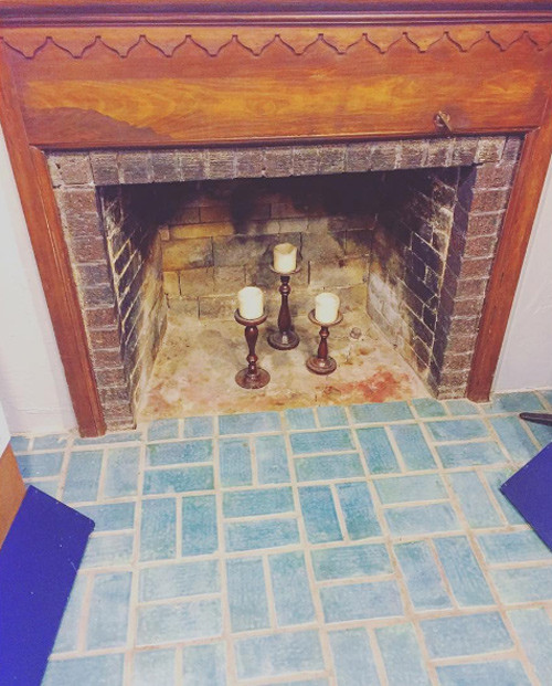 Bill Clinton đã chính tay lát gạch xung quanh lò sưởi để làm quà cưới cho vợ mình. Lò sưởi được lát gạch và bọc gỗ đã tô đậm thêm nét cổ kính cho căn nhà.