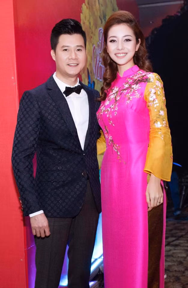 Về phía chồng cũ, theo thời gian, Quang Dũng và Jennifer Phạm cũng đã trở thành bạn bè. Dù bận rộn nhưng cả hai vẫn thường xuyên hỏi thăm nhau về tình hình của cậu con trai chung. Chia sẻ trên trang cá nhân, Hoa hậu Châu Á tại Mỹ 2006 từng công khai khen ngợi chồng cũ. Cô còn chụp lại bức ảnh anh đang hát và bày tỏ cảm xúc: "Vẫn ngưỡng mộ giọng hát của anh như ngày nào. Mải mê nghe anh hát đến lúc chợt ngó ngang mới phát hiện bao nhiêu ánh mắt đang hướng về mình. Không ngại cũng trở nên ngại ý. Không biết làm gì lại lấy điện thoại ra chụp hình cho đỡ ngại ngùng".