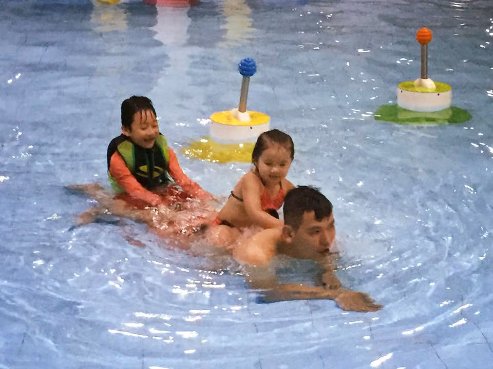 Khôn khéo "hòa hợp" chồng cũ - chồng mới, con chung - con riêng Không chỉ khiến fans ngưỡng mộ vì sự giàu có, thành công trong sự nghiệp mà Jennifer Phạm còn làm nhiều người "ngả mũ bái phục" vì sự khôn khéo hòa hợp giữa chồng cũ - chồng mới, biết cách khiến con trai riêng của mình yêu thương, quấn quít em gái cùng mẹ khác cha.