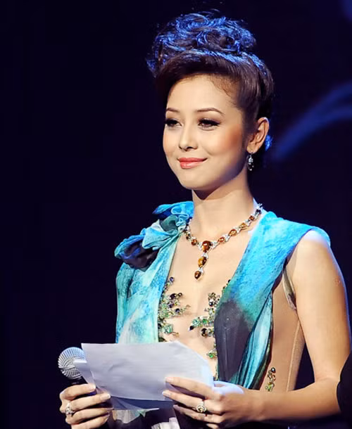 Kể từ khi kết hôn với Quang Dũng, tên tuổi của Jennifer Phạm cũng nhanh chóng "lên như diều gặp gió" và mọi người biết đến cô nhiều hơn. Để được mệnh danh là mỹ nhân đa tài của showbiz Việt, bên cạnh đóng phim, cô còn nổi tiếng với vai trò MC. Bà mẹ hai con từng là chủ xị của nhiều sân khấu hoành tráng như Chung kết Hoa hậu Thế giới người Việt năm 2010, Hoa hậu Việt Nam 2014, The Voice Kids... Nhiều người trong giới nhận xét, Hoa hậu Jennifer Phạm có kinh nghiệm dẫn dắt các cuộc thi. Bản thân cô là Hoa hậu nên có nhan sắc bắt mắt, giọng nói, thần thái và khả năng tiếng Anh phù hợp với tiêu chí của nhiều chương trình.