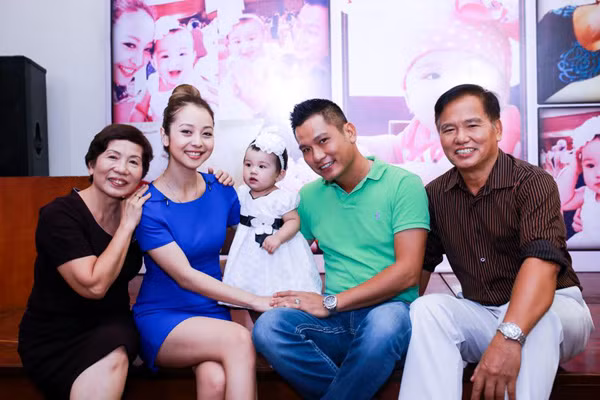 Dù công việc luôn bận rộn nhưng mỗi khi rảnh rỗi, Đức Hải vẫn thường "tháp tùng" vợ đến các sự kiện của làng giải trí. Ngược lại, Jennifer cũng dành nhiều thời gian chia sẻ với các sở thích riêng của chồng như câu cá, đánh golf... Thỉnh thoảng, hai vợ chồng người đẹp vẫn "trốn" con đi xem phim, ăn hàng để thay đổi không khí. Ngoài ra, vợ chồng Hoa hậu cũng thường tận dụng những chuyến đi công tác để đi chơi cùng nhau.