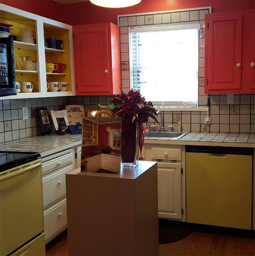 Hiện tại, căn nhà đã trở thành bảo tàng, nơi mà du khách có thể chiêm ngưỡng chiếc váy cưới của bà Hillary và nhà bếp – nơi đã được cải tạo cho giống với thời vợ chồng ông bà Clintons sống ở đó. Có thể thấy rằng các bức tường màu da cam và tủ bếp cùng những vật dụng màu vàng đã thể hiện phong cách trang trí thú vị của hai vợ chồng.