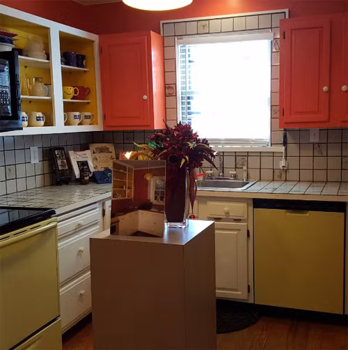 Hiện tại, căn nhà đã trở thành bảo tàng, nơi mà du khách có thể chiêm ngưỡng chiếc váy cưới của bà Hillary và nhà bếp – nơi đã được cải tạo cho giống với thời vợ chồng ông bà Clintons sống ở đó. Có thể thấy rằng các bức tường màu da cam và tủ bếp cùng những vật dụng màu vàng đã thể hiện phong cách trang trí thú vị của hai vợ chồng.