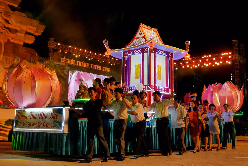 Những người dân ở các huyện Lâm Bình, Na Hang xa thành phố hàng trăm km cũng đưa mô hình về dự hội.