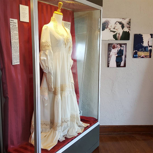 Phiên bản chiếc váy cưới của bà Hillary.