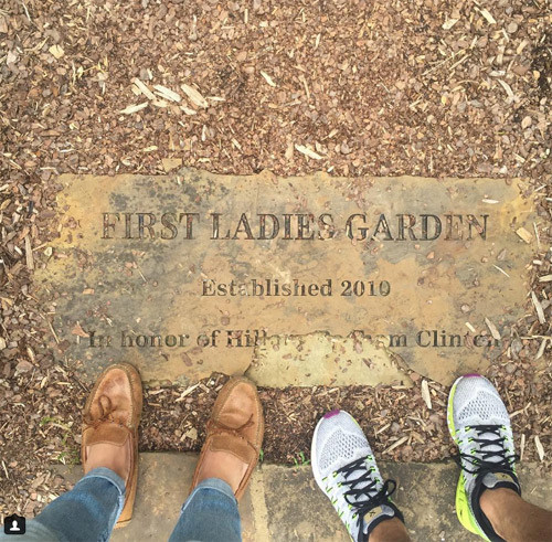 Phía sau ngôi nhà là Khu vườn Những Đệ nhất Phu nhân với những loài hoa mà mỗi Cựu Đệ nhất Phu nhân yêu thích, trong đó có hoa cẩm tú cầu của bà Hillary.