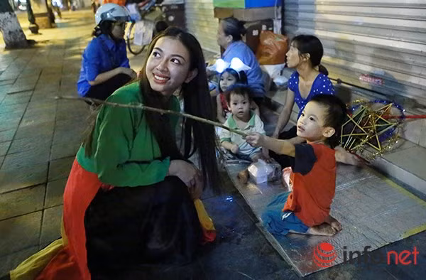 Nhờ có bộ trang phục này mà những người được nhận quả đã cảm nhận được không khí Trung Thu đang đến gần và vui vẻ hơn.