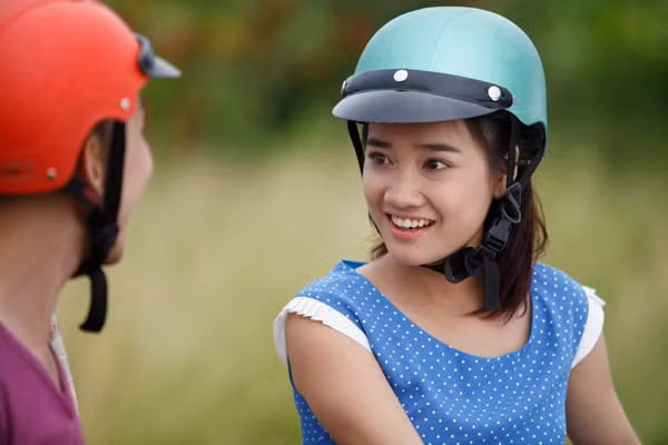 Ở phim truyền hình Vừa Đi Vừa Khóc, Nhã Phương vào vai Thêu - cô gái đanh đá, mê trai điên cuồng, luôn bám theo trai (Minh Hằng) để chăm sóc. Nhã Phương đã thể hiện một Thêu lém lỉnh, hài hước, đôi lúc lại rất vô duyên khiến khán giả vô cùng thích thú. Có những giai đoạn, vai Thêu của Nhã Phương còn nổi bật hơn cả cặp nhân vật chính.