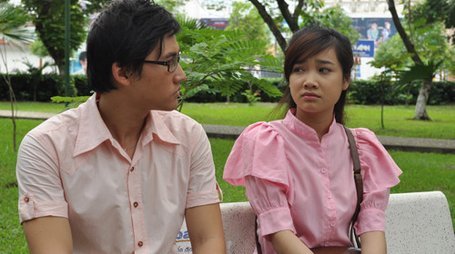 Trong Hoa nắng, Nhã Phương vào vai Quỳnh - cô sinh viên luôn đau khổ vì gia đình lục đục: cha nhu nhược, mẹ ngoại tình với bố người yêu. Nhã Phương đã nhập vai khá tốt nhân vật có đời sống nội tâm phong phú này.